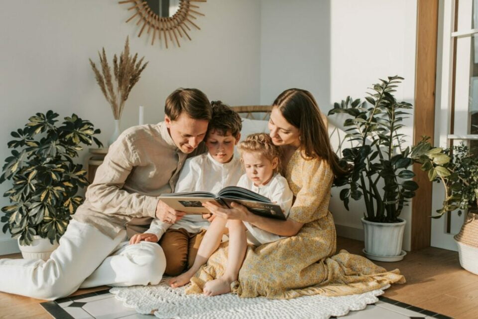 rodzina czytająca dzieciom bajkę na tarasie